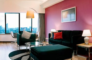 Minibar, in-room safe, desk, laptop workspace - Wyndham Grand Bangsar Kuala Lumpur (Kuala Lumpur)