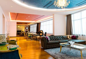 Suite presidencial | Minibar, caja fuerte, escritorio y espacio para trabajar con un portátil