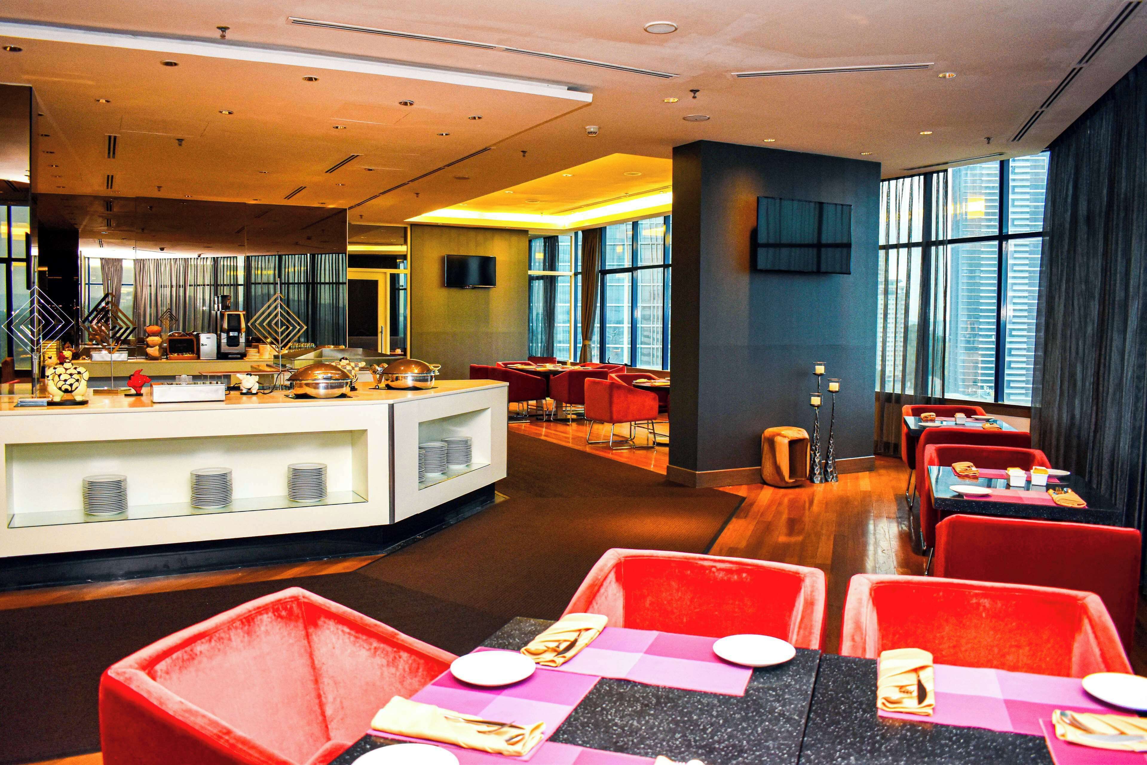 4 restaurants; breakfast, lunch, dinner and brunch served 