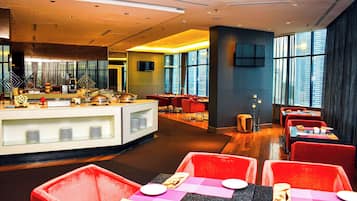 4 restaurants; breakfast, lunch, dinner and brunch served
