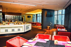 4 restaurants; breakfast, lunch, dinner and brunch served