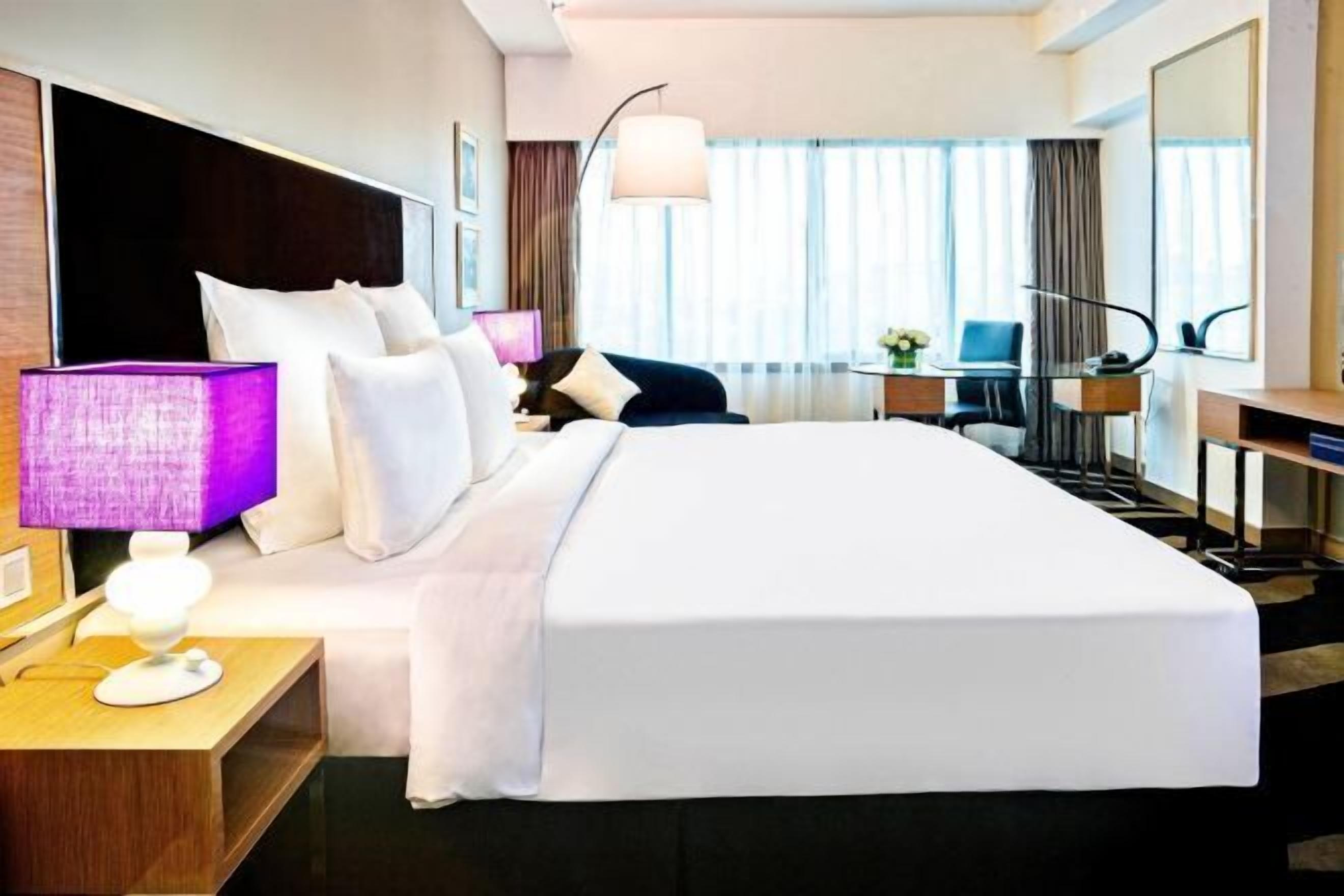 Minibar, coffres-forts dans les chambres, bureau