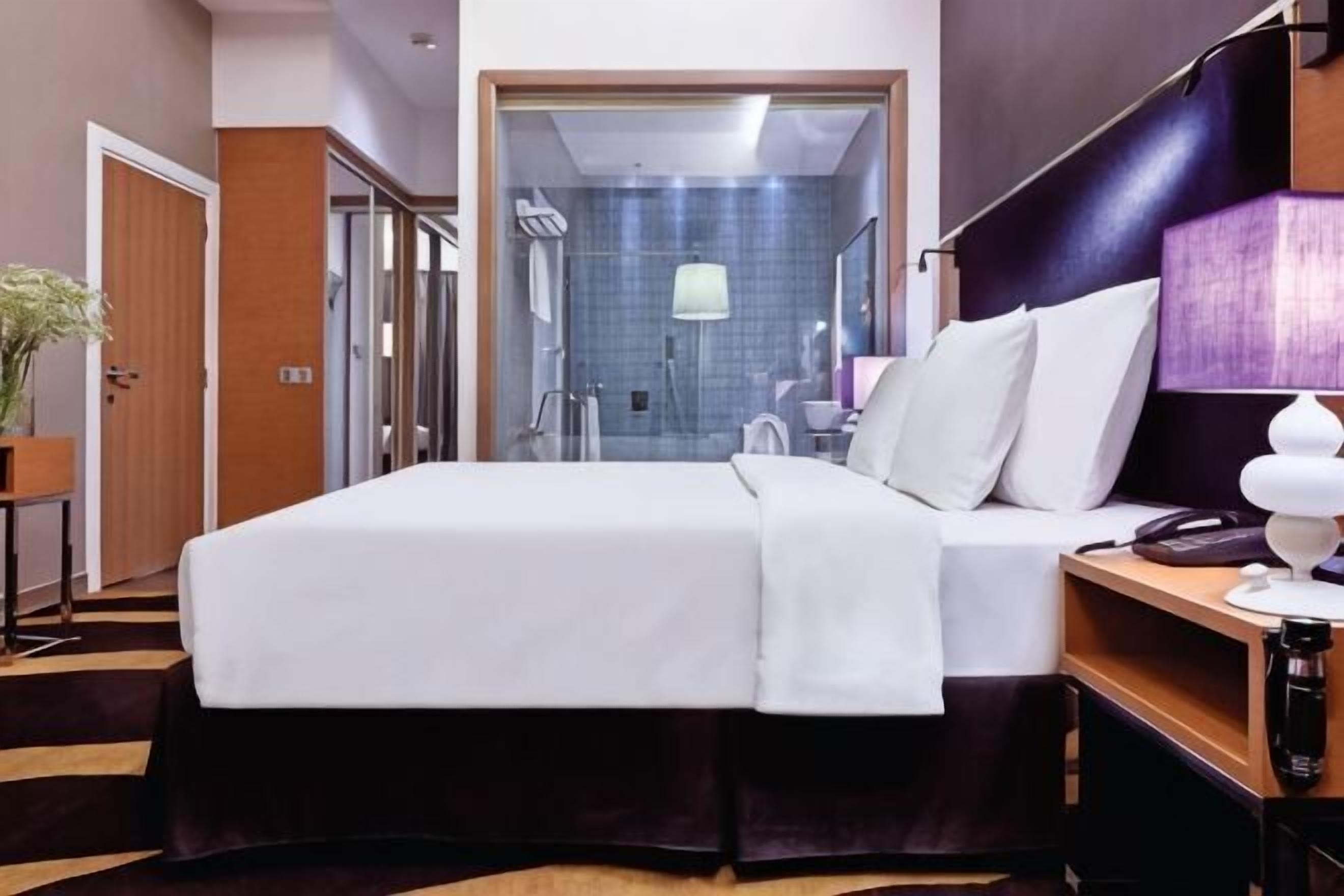 Minibar, coffres-forts dans les chambres, bureau