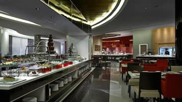 4 restoran, kahvaltı, öğle yemeği sunulur, yerel ve uluslararası mutfak