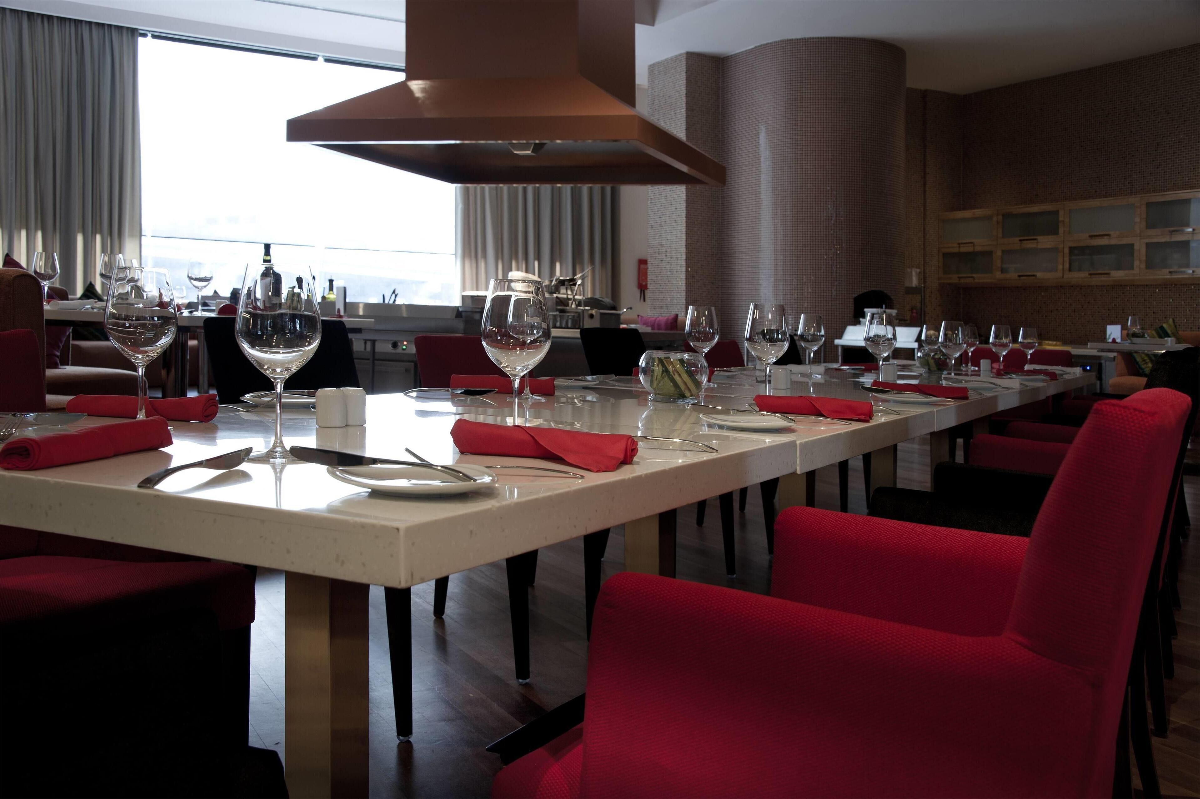 4 restaurantes, se sirve desayuno, cocina local e internacional 