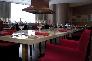 4 間餐廳；供應早餐、午餐、晚餐；本地及多國菜