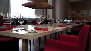 4 restaurantes; se sirven desayunos, almuerzos, cenas y brunches