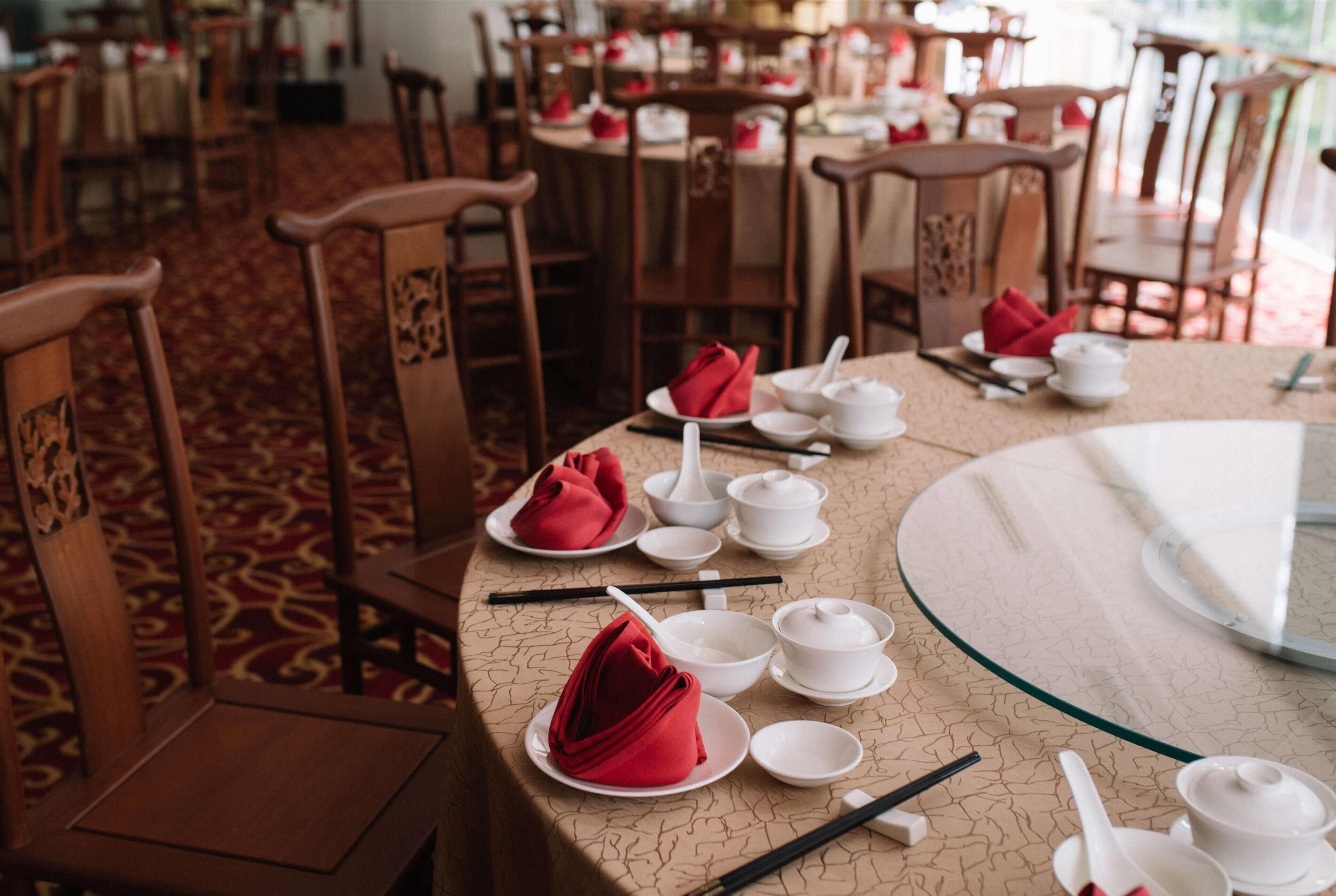 4 restaurants; breakfast, lunch, dinner and brunch served 