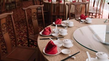 4 restaurants; breakfast, lunch, dinner and brunch served
