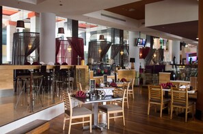 4 restaurants, spécialités Cuisine locale et internationale