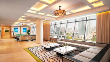 Phòng Suite Presidential, 2 phòng ngủ | Két bảo mật tại phòng, trang trí khác biệt, bàn