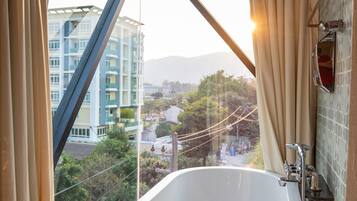 Couple Mai | Kylpyhuone | Suihkun ja ammeen yhdistelmä, sadesuihkupää, ilmaiset hygieniatuotteet