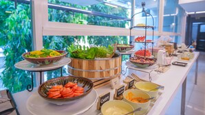 Een buffetopstelling met diverse soorten eten en labels die de verschillende secties aangeven.