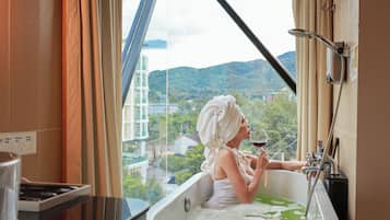 Couple Mai | In-room safe, individually decorated, individually furnished, desk