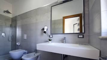 Douche, articles de toilette gratuits, sĂšche-cheveux, bidet
