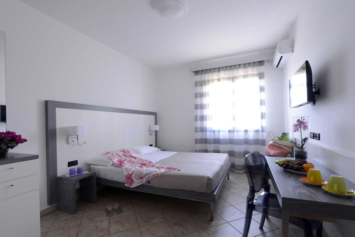 Een minibar, een kluis op de kamer, een bureau, gratis wifi