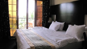 Standard-Doppel- oder -Zweibettzimmer | Minibar, Zimmersafe, Schreibtisch, Bügeleisen/Bügelbrett