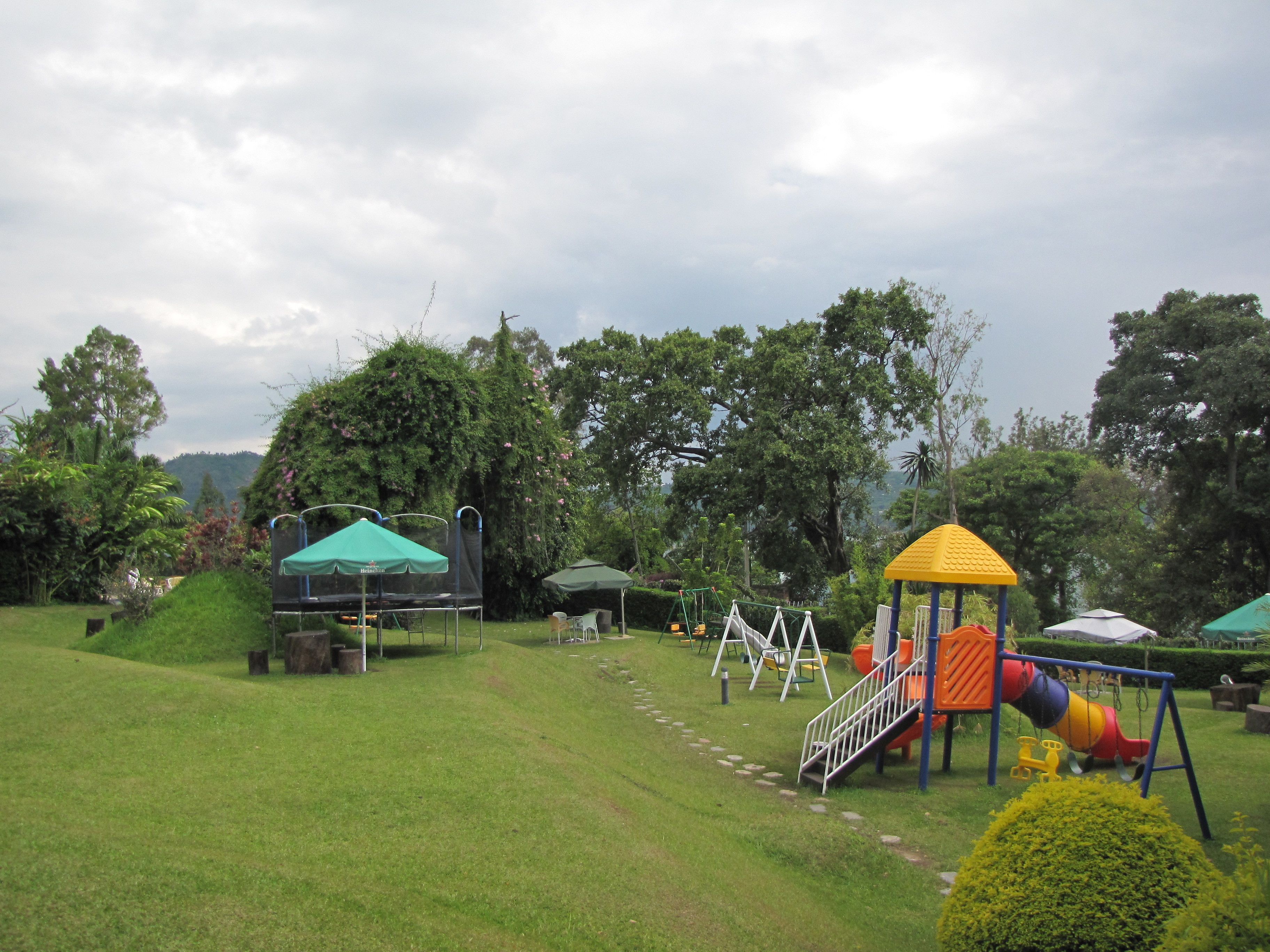 Un parque infantil con columpios, toboganes y estructuras para escalar.