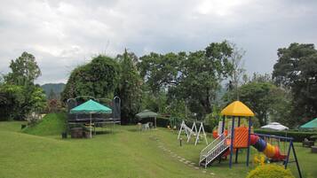 Un parque infantil con columpios, toboganes y estructuras para escalar.
