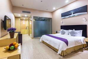 Zimmersafe, Schreibtisch, Verdunkelungsvorhänge, Bügeleisen/Bügelbrett