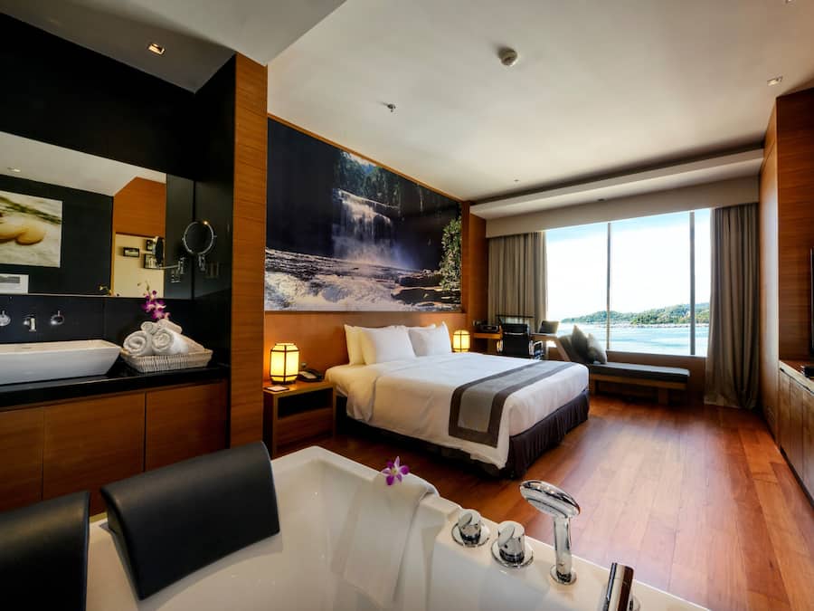 Deluxe Suite | Minibar, in-room safe, desk, soundproofing