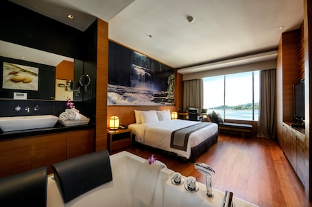 Deluxe Suite | Minibar, in-room safe, desk, soundproofing. Horizon Hotel