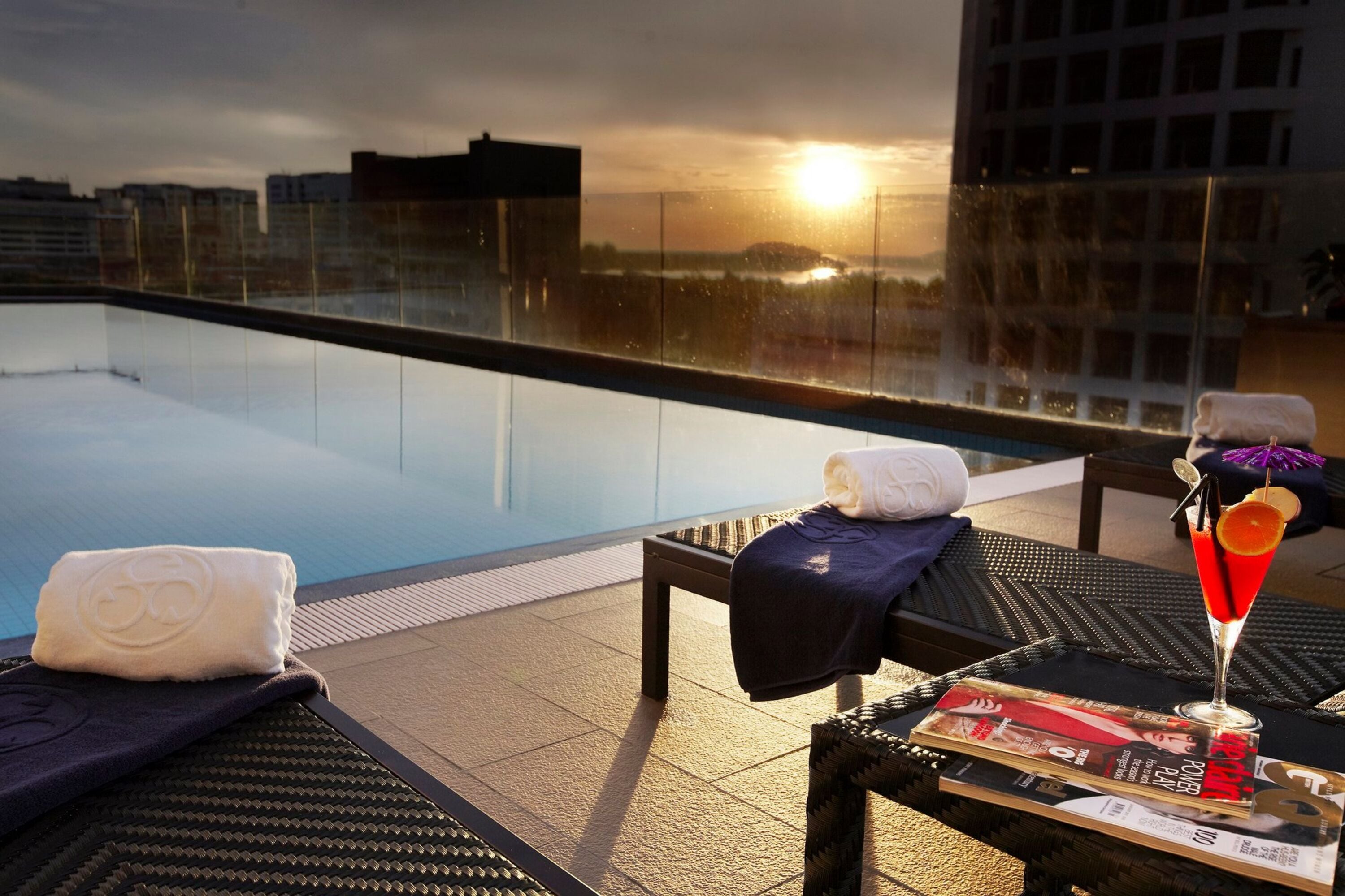 2 outdoor pools, pool loungers