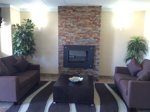 Lobby sitting area - Luxury Inn (Collingwood)