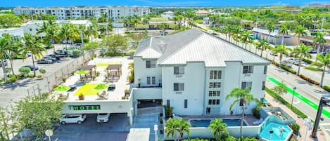 Un hôtel doté d’une piscine, d’un parking et offrant une vue sur les environs.