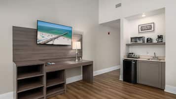 Suite, 1 kingsize-seng | Oppholdsområde | En 48-tommers LCD-TV med kabel-kanaler samt TV