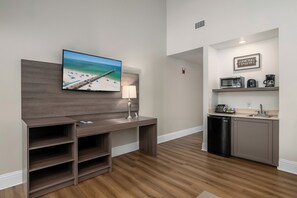Suite, 1 très grand lit | Coin séjour