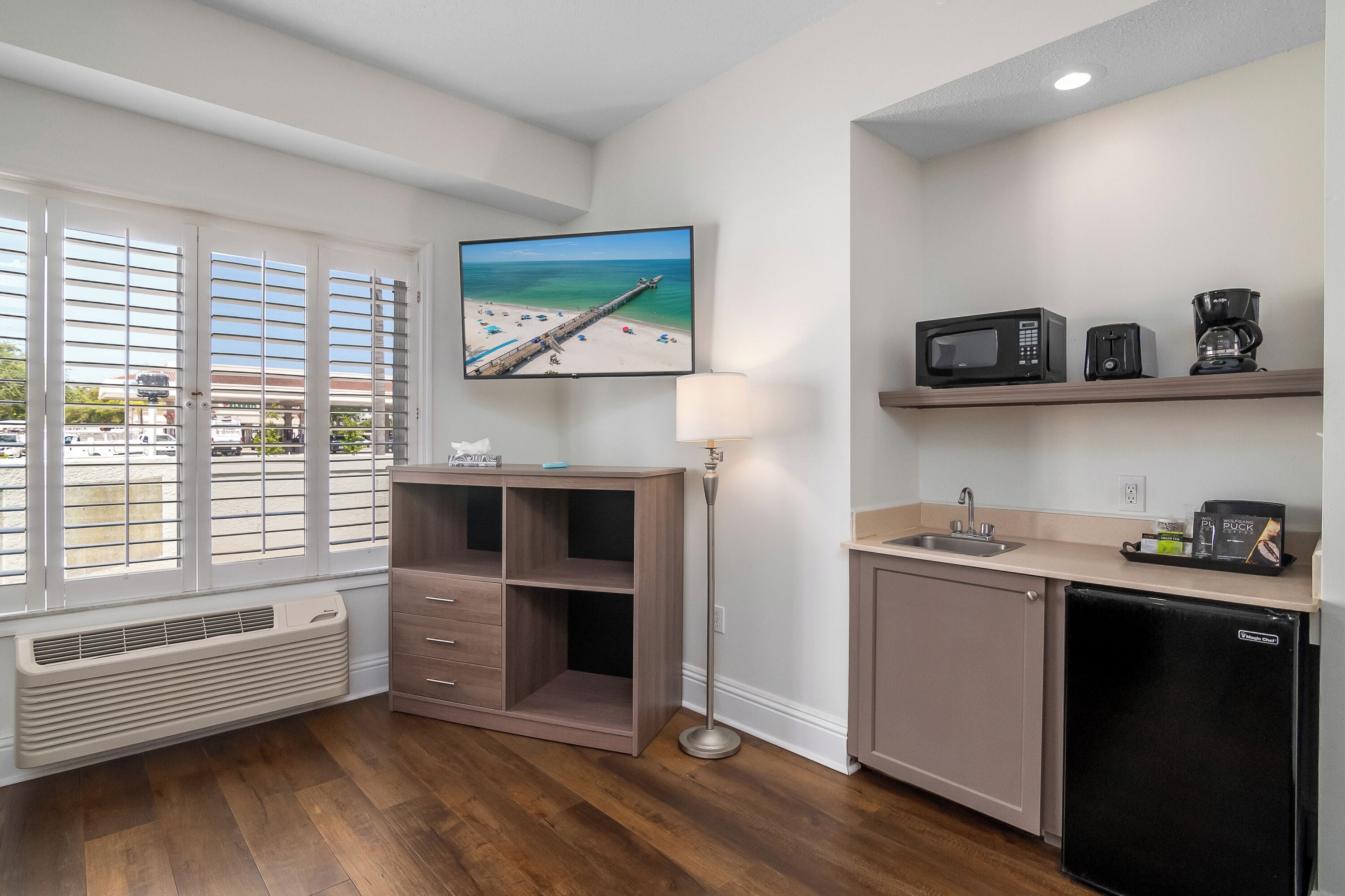 standard room, 1 king bed | living area | 48-inch lcd tv with cable channels, tv