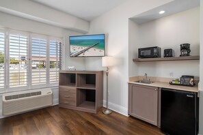 Chambre Standard, 1 très grand lit | Aire de séjour | Téléviseur ACL de 48 po avec télévision par câble, téléviseur