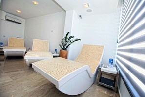 Behandlingsrum för par, bastu, bubbelpool och Ängbastu