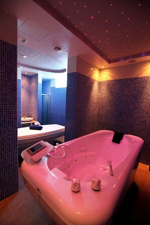 Couples treatment room(s), sauna, hot tub, steam room, body treatments