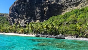 Playa en los alrededores y playa de arena blanca