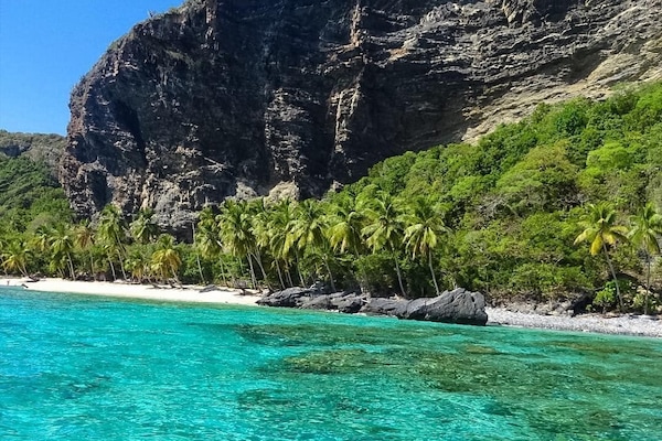 Pantai di sekitar dan pasir putih