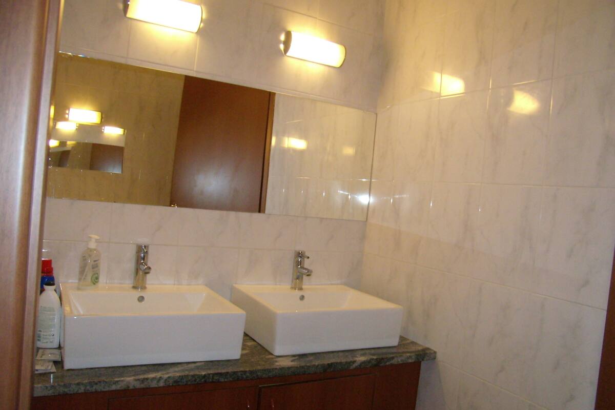 Quarto triplo, banheiro compartilhado | Pia do banheiro