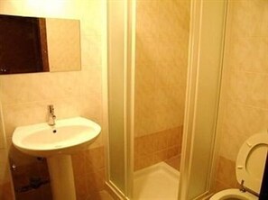 Quarto duplo, 2 camas de solteiro, banheiro compartilhado | Banheiro | Chuveiro, chuveiro com efeito de chuva, produtos de toalete grátis 