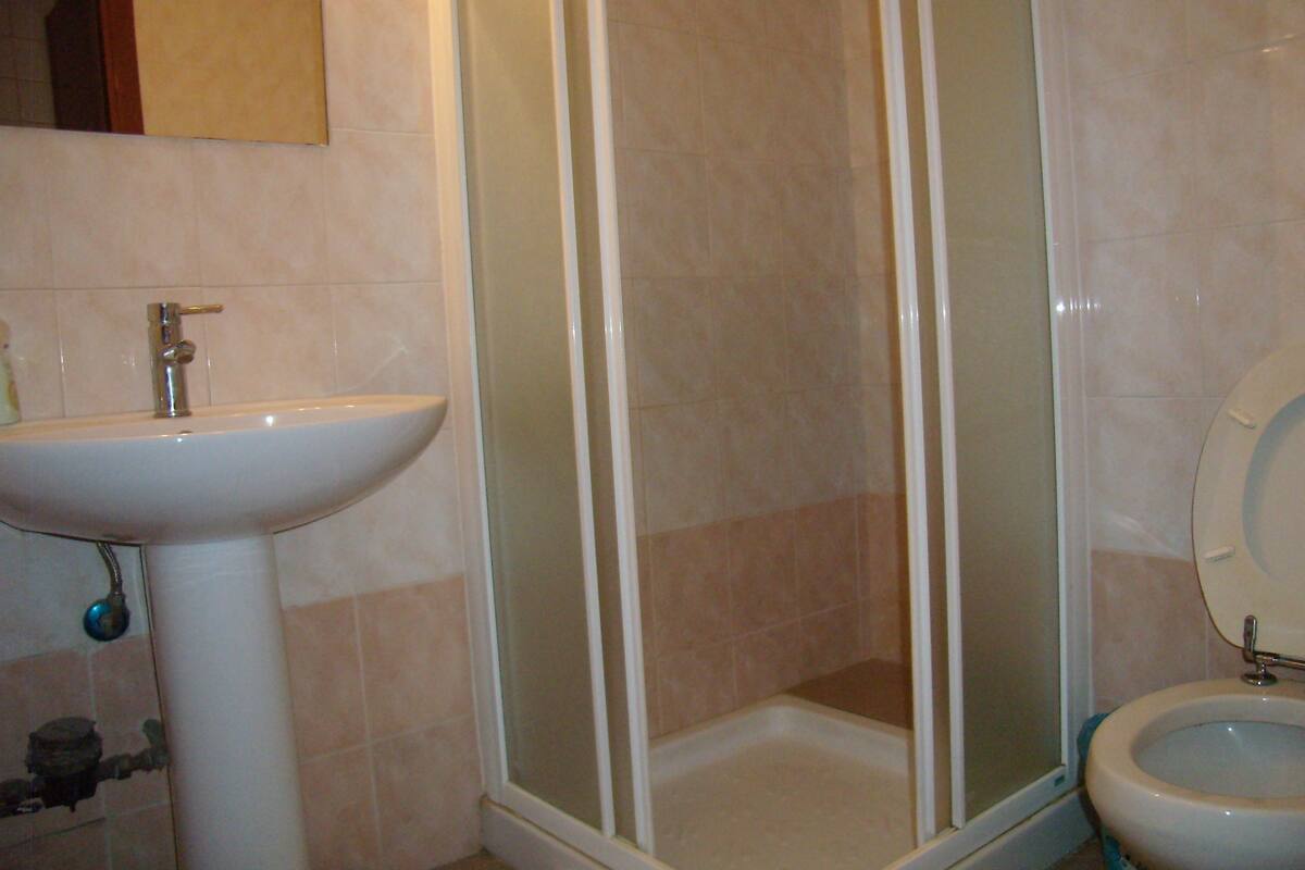 Quarto casal, banheiro compartilhado | Banheiro | Chuveiro, chuveiro com efeito de chuva, produtos de toalete grátis