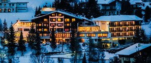 A hotel with multiple floors, large windows, and a snow-covered roof. - Wohlfühl & Genusshotel Felsenhof (Bad Kleinkirchheim)