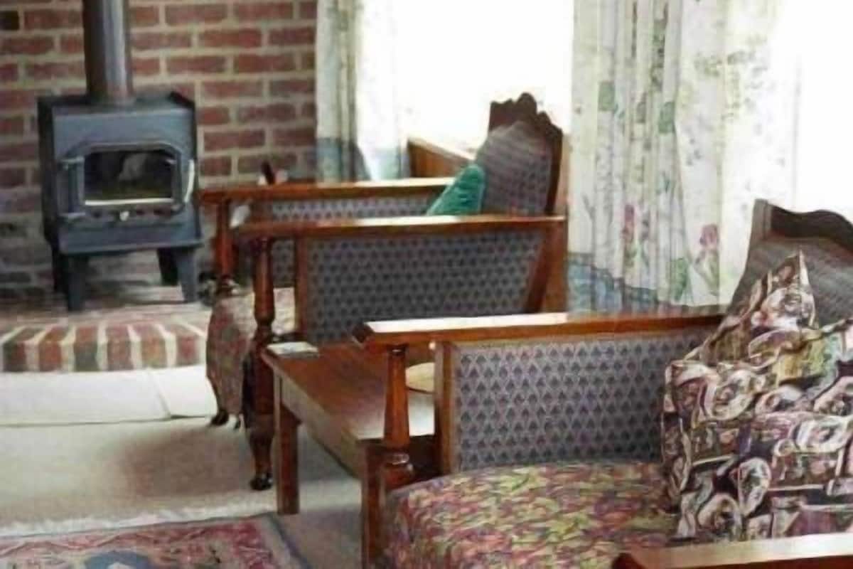 Casa de campo estándar, 2 habitaciones, no fumadores, cocina | Zona de estar | Televisión de pantalla plana de 72 pulgadas con canales digitales