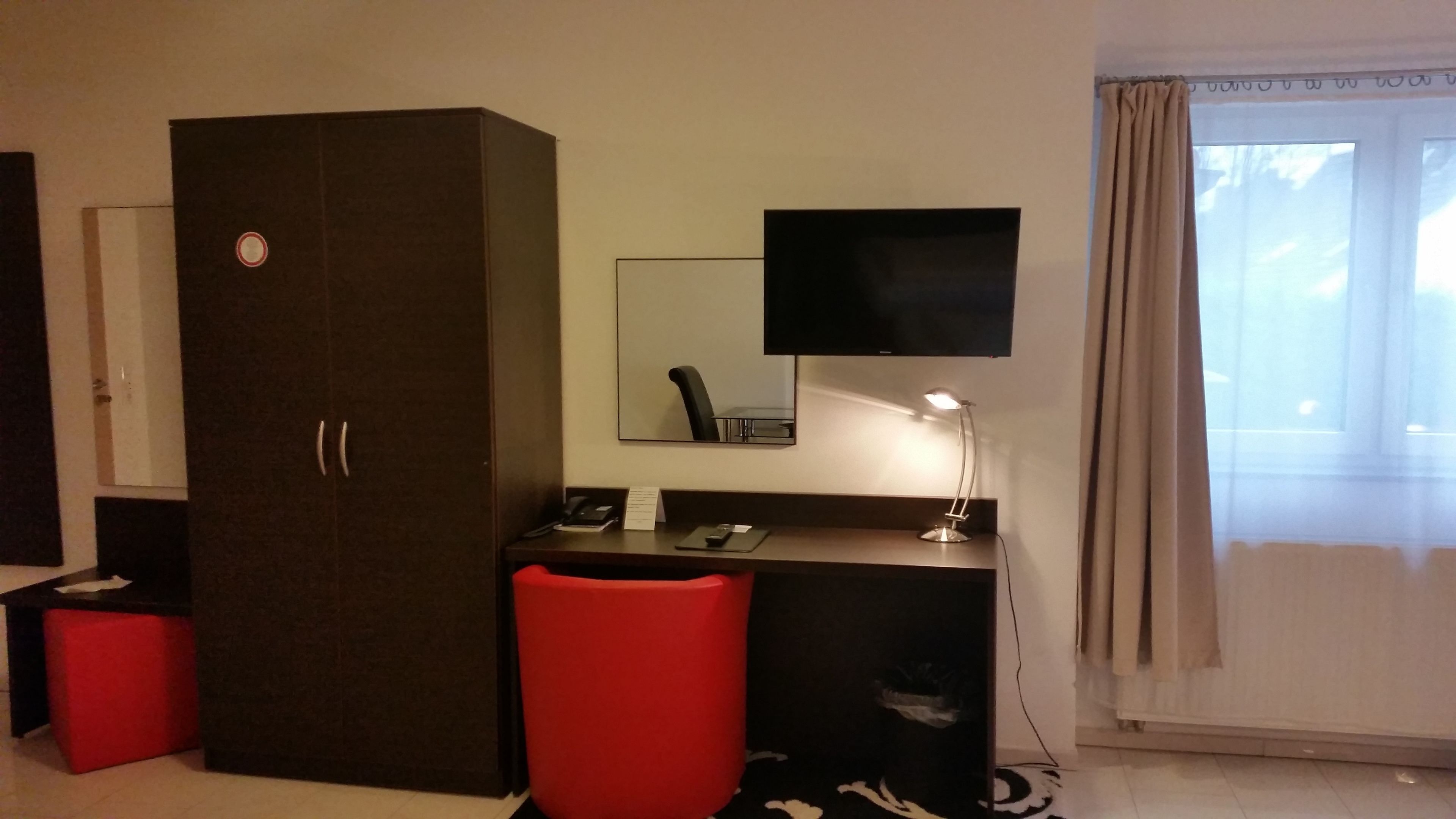 family room | premium bedding, in-room safe, desk, laptop workspace