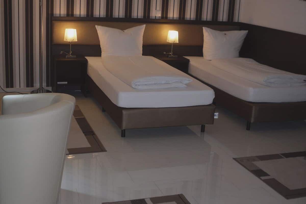 suite, private bathroom | premium bedding, in-room safe, desk, laptop workspace