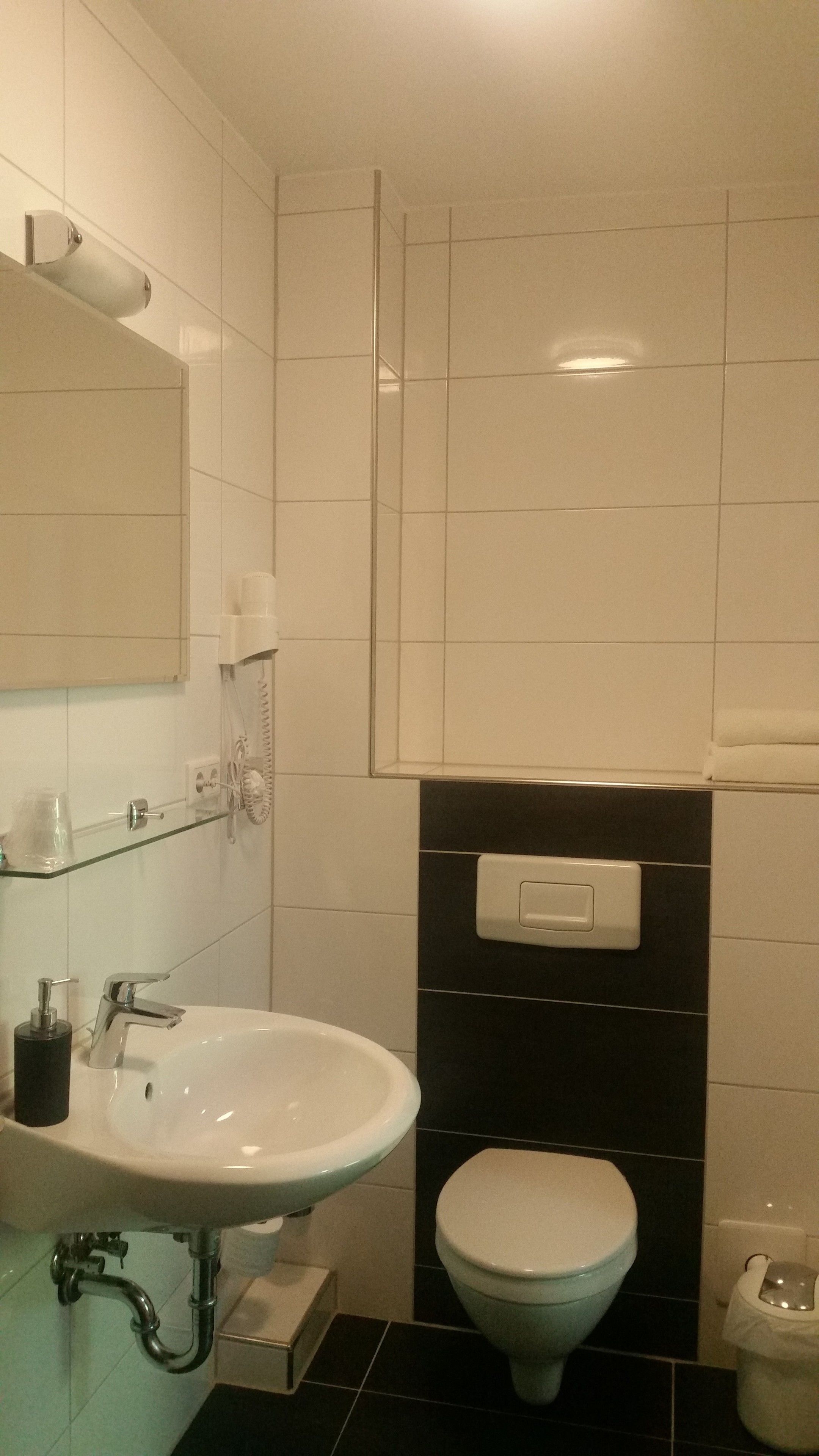 double room, private bathroom | bathroom | free toiletries, hair dryer, towels