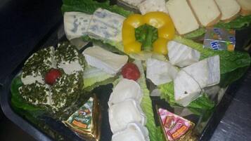 Eine Auswahl an Speisen, darunter Käse, Oliven und Gemüse.