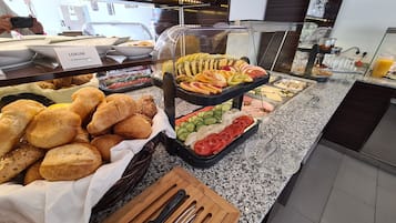 每日供應吃到飽早餐 (每人 EUR14)