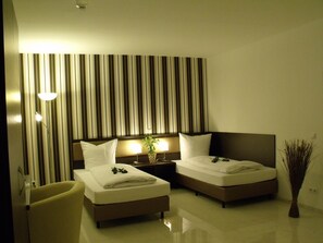 Habitación familiar | Ropa de cama de alta calidad y caja de seguridad en la habitación