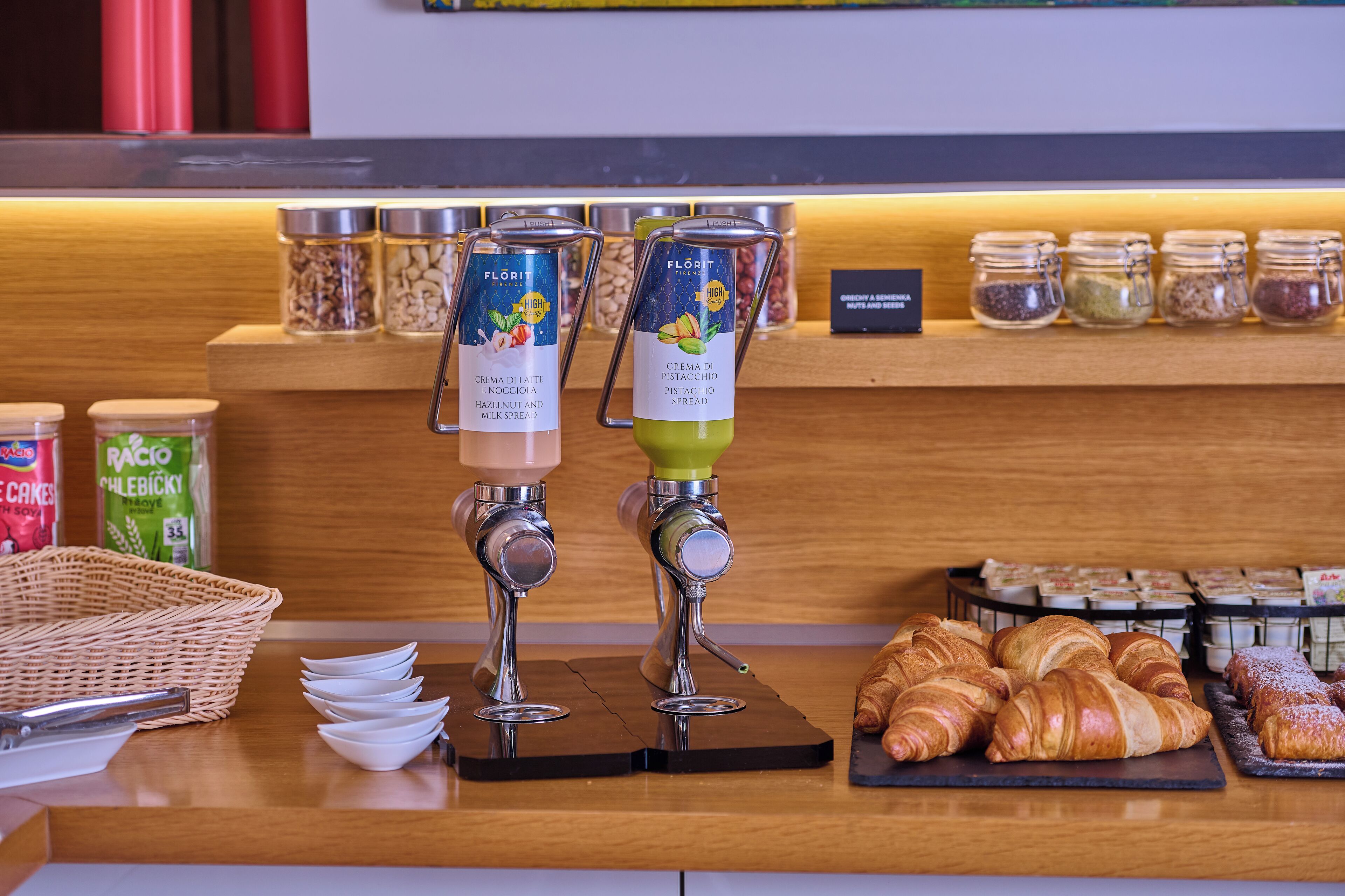 Een ontbijtstation met twee koffieautomaten, diverse soorten beleg en een keuze aan gebak.
