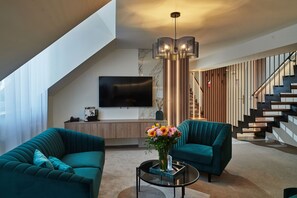 Deluxe Suite | Living area